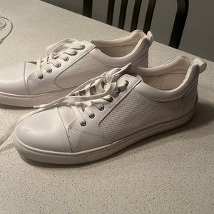 Men’s Steve Madden white sneakers